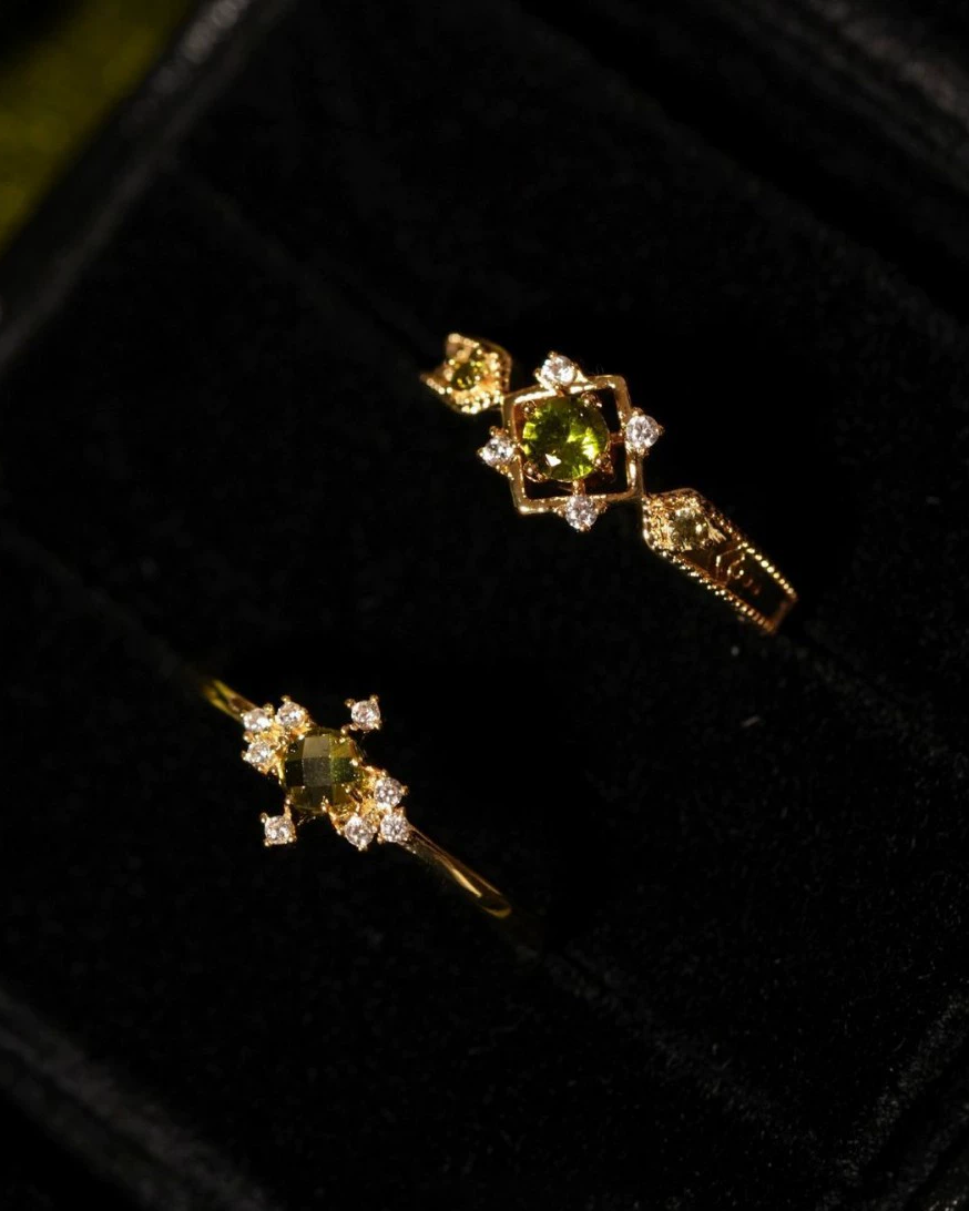 O1CN01umNGHF1S1Eu8lT7Yf_!!2215505162186-0-cib.jpg_ Green Gemstone Open Ring - Vibrant Aesthetic - Image 1